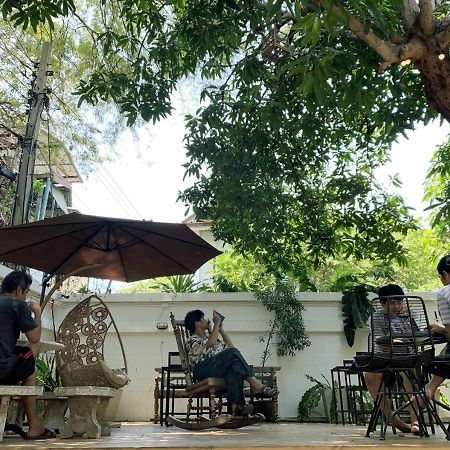 The Hidden House Albergue Bangkok Exterior foto